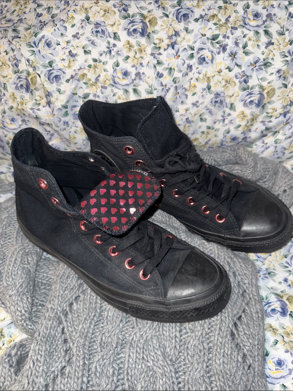 Converse sneakers-back with pink hearts